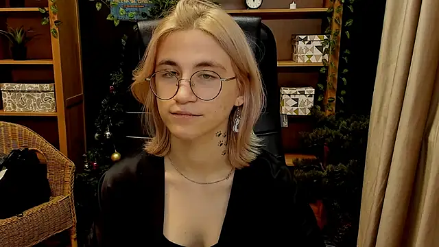 Snapshot of Moon13152 chatting on 12/12/24, 09:48 Moon13152 online show from 12/12/24, 09:48