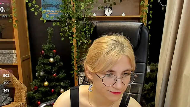 Snapshot of Moon13152 chatting on 12/22/24, 01:55 Moon13152 online show from 12/22/24, 01:55