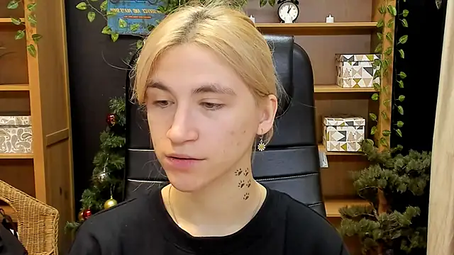 Snapshot of Moon13152 chatting on 12/23/24, 04:06 Moon13152 online show from 12/23/24, 04:06