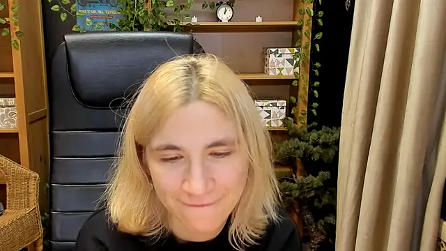 Snapshot of Moon13152 chatting on 12/23/24, 07:09 Moon13152 online show from 12/23/24, 07:09