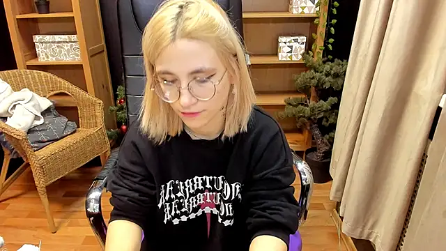 Snapshot of Moon13152 chatting on 12/24/24, 04:22 Moon13152 online show from 12/24/24, 04:22