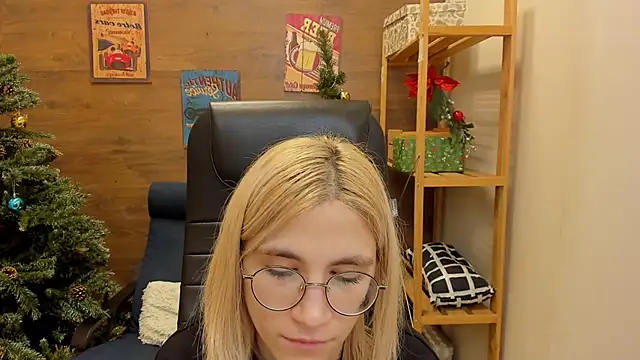 Snapshot of Moon13152 chatting on 12/25/24, 04:22 Moon13152 online show from 12/25/24, 04:22