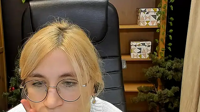 Snapshot of Moon13152 chatting on 12/26/24, 12:25 Moon13152 online show from 12/26/24, 12:25