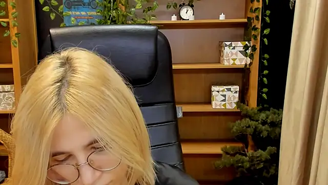 Snapshot of Moon13152 chatting on 12/26/24, 09:15 Moon13152 online show from 12/26/24, 09:15