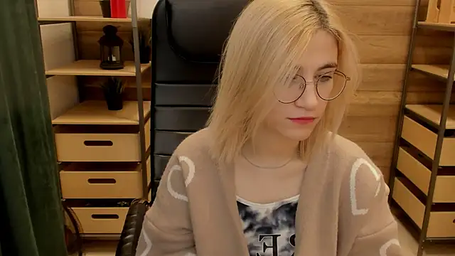 Snapshot of Moon13152 chatting on 01/08/25, 02:46 Moon13152 online show from 01/08/25, 02:46