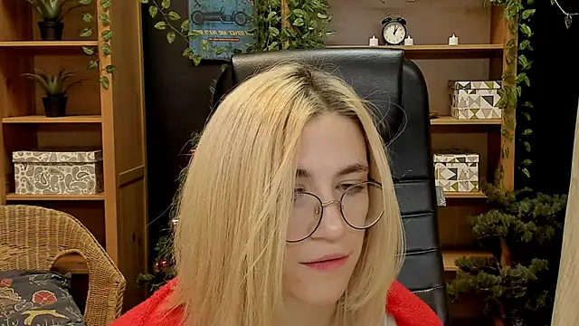 Snapshot of Moon13152 chatting on 01/26/25, 02:45 Moon13152 online show from 01/26/25, 02:45