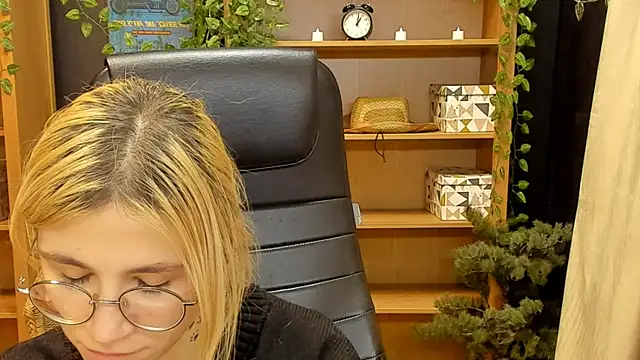 Snapshot of Moon13152 chatting on 02/02/25, 03:32 Moon13152 online show from 02/02/25, 03:32