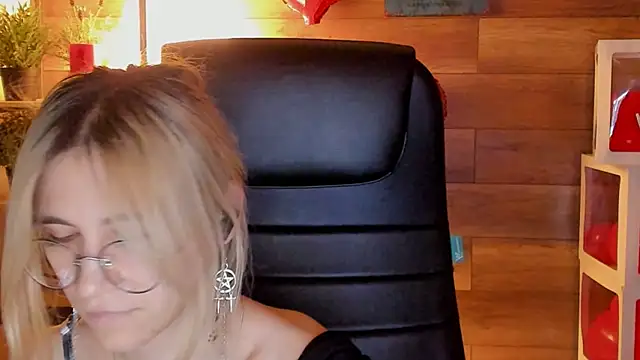Snapshot of Moon13152 chatting on 03/09/25, 02:29 Moon13152 online show from 03/09/25, 02:29