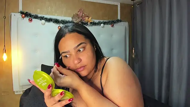 Snapshot of Clarigil chatting on 12/18/24, 01:45 Clarigil online show from 12/18/24, 01:45