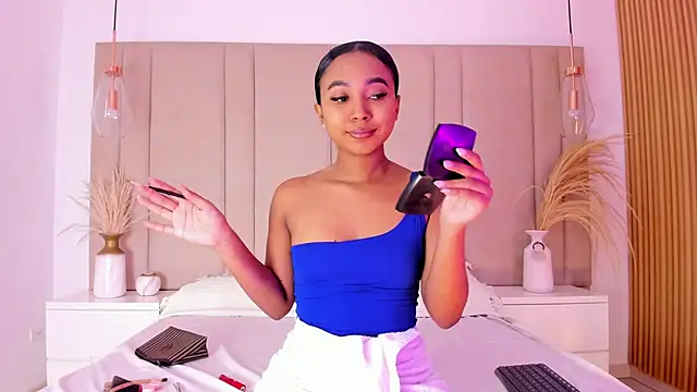 Snapshot of GabrielaLugo chatting on 03/13/25, 11:41 GabrielaLugo online show from 03/13/25, 11:41