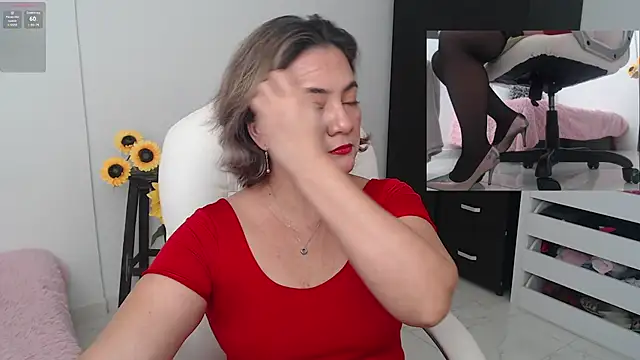 Snapshot of Chiraz_hasnaa chatting on 12/03/24, 01:10 Chiraz hasnaa online show from 12/03/24, 01:10