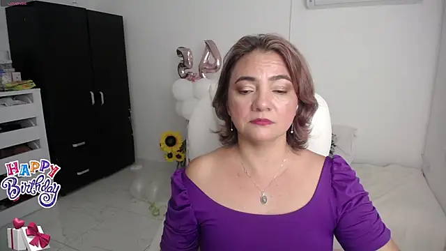 Snapshot of Chiraz_hasnaa chatting on 01/17/25, 10:23 Chiraz hasnaa online show from 01/17/25, 10:23