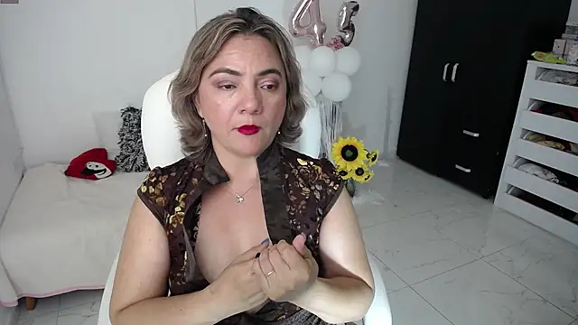 Snapshot of Chiraz_hasnaa chatting on 02/01/25, 02:37 Chiraz hasnaa online show from 02/01/25, 02:37