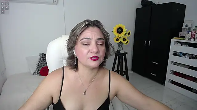 Snapshot of Chiraz_hasnaa chatting on 03/06/25, 11:09 Chiraz hasnaa online show from 03/06/25, 11:09