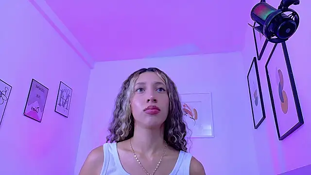 Snapshot of Beautifulskinny18 chatting on 07/14/26, 06:57 Beautifulskinny18 online show from 07/14/26, 06:57