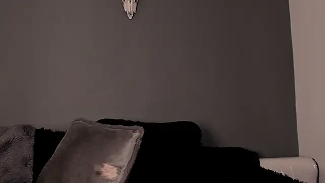 Snapshot of Aliz01 chatting on 12/24/24, 02:10 Aliz01 online show from 12/24/24, 02:10