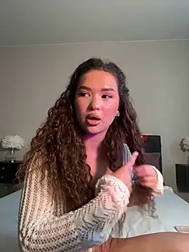 Snapshot of Denise_Garciia chatting on 02/22/25, 12:51 Denise Garciia online show from 02/22/25, 12:51