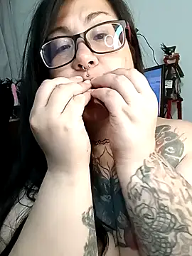 Snapshot of l1la_Rav3n chatting on 12/17/24, 04:23 l1la Rav3n online show from 12/17/24, 04:23