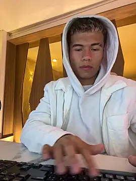 Logan smith1 online show from 02/15/25, 06:02