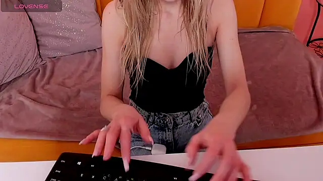 Snapshot of Diana_Garrett chatting on 11/26/25, 01:39 Diana Garrett online show from 11/26/25, 01:39