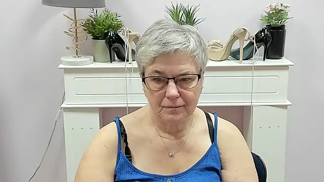 Snapshot of IrisDream chatting on 12/18/25, 07:14 IrisDream online show from 12/18/25, 07:14