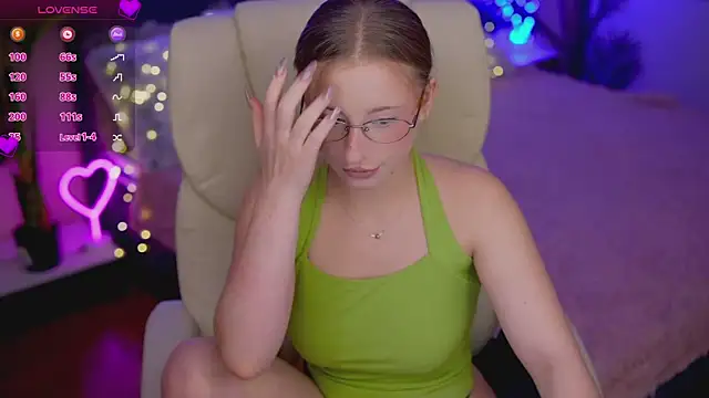 Snapshot of SilverrMoon chatting on 12/02/25, 07:42 SilverrMoon online show from 12/02/25, 07:42