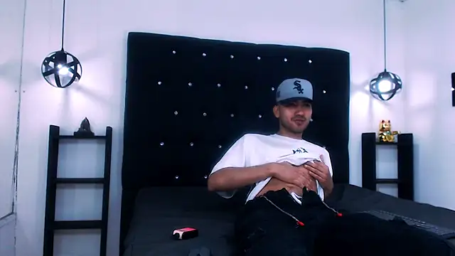 Snapshot of Liam_crox chatting on 12/15/24, 03:31 Liam crox online show from 12/15/24, 03:31