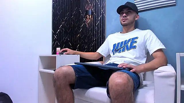 Snapshot of Liam_crox chatting on 12/17/24, 07:48 Liam crox online show from 12/17/24, 07:48