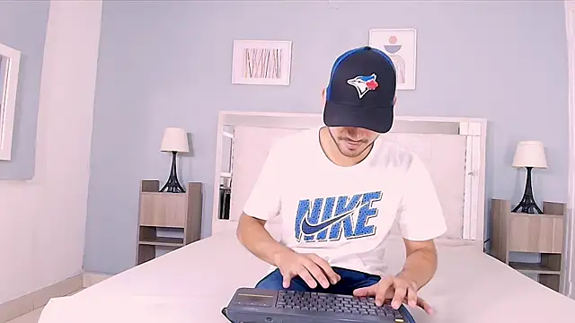 Snapshot of Liam_crox chatting on 12/27/24, 02:12 Liam crox online show from 12/27/24, 02:12