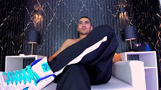 Snapshot of Liam_crox chatting on 02/21/25, 03:43 Liam crox online show from 02/21/25, 03:43