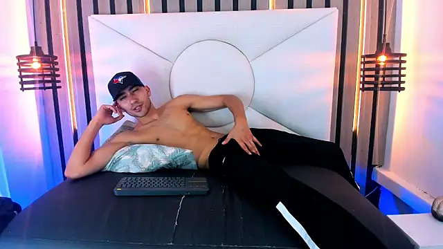 Snapshot of Liam_crox chatting on 03/14/25, 07:34 Liam crox online show from 03/14/25, 07:34