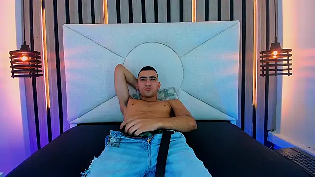 Snapshot of Liam_crox chatting on 03/22/25, 03:20 Liam crox online show from 03/22/25, 03:20