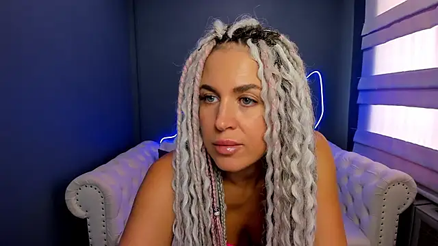 Snapshot of rock_n_roxy chatting on 03/18/25, 04:58 rock n roxy online show from 03/18/25, 04:58