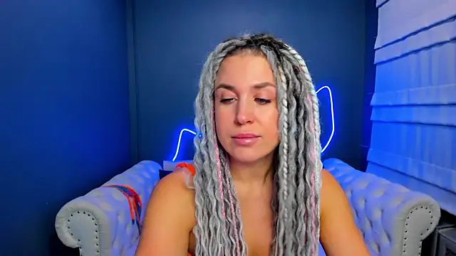 Snapshot of rock_n_roxy chatting on 12/20/25, 01:23 rock n roxy online show from 12/20/25, 01:23