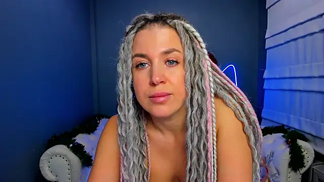 Snapshot of rock_n_roxy chatting on 12/23/25, 01:25 rock n roxy online show from 12/23/25, 01:25