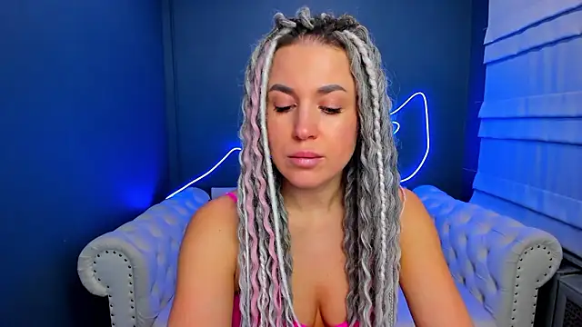 Snapshot of rock_n_roxy chatting on 01/17/26, 01:21 rock n roxy online show from 01/17/26, 01:21