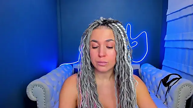 Snapshot of rock_n_roxy chatting on 02/05/26, 01:10 rock n roxy online show from 02/05/26, 01:10