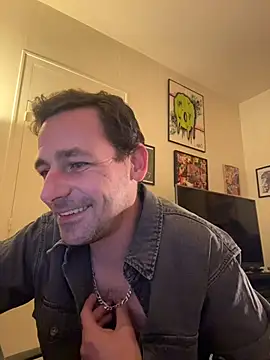 Snapshot of defbond420 chatting on 11/17/25, 09:09 defbond420 online show from 11/17/25, 09:09