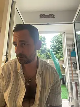 Snapshot of defbond420 chatting on 12/16/25, 02:11 defbond420 online show from 12/16/25, 02:11