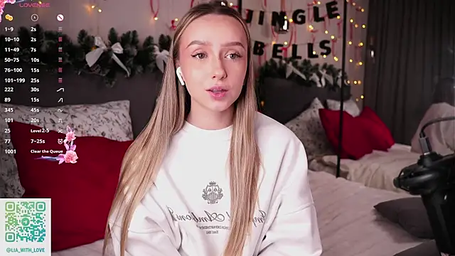 Snapshot of HollisBeckett chatting on 12/21/25, 03:13 HollisBeckett online show from 12/21/25, 03:13