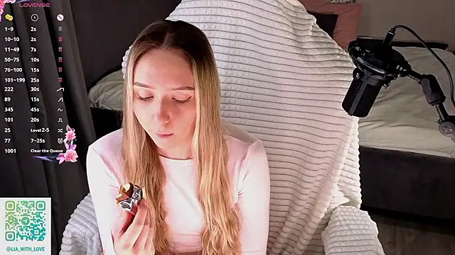 Snapshot of HollisBeckett chatting on 02/14/26, 01:13 HollisBeckett online show from 02/14/26, 01:13