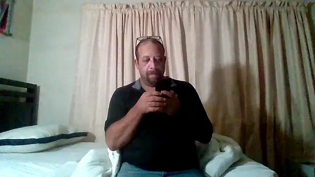 Snapshot of Exhibitionist040577 chatting on 11/14/25, 03:05 Exhibitionist040577 online show from 11/14/25, 03:05