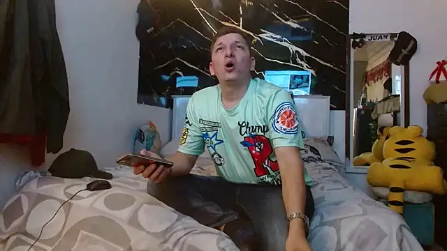 Snapshot of couplehot7777 chatting on 10/19/25, 03:18 couplehot7777 online show from 10/19/25, 03:18