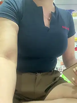 Snapshot of Cesywet chatting on 09/23/25, 04:48 Cesywet online show from 09/23/25, 04:48