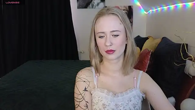 Snapshot of SashaBrooks chatting on 10/09/25, 01:42 SashaBrooks online show from 10/09/25, 01:42