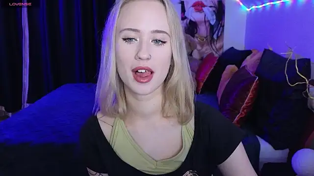 Snapshot of SashaBrooks chatting on 10/19/25, 06:08 SashaBrooks online show from 10/19/25, 06:08