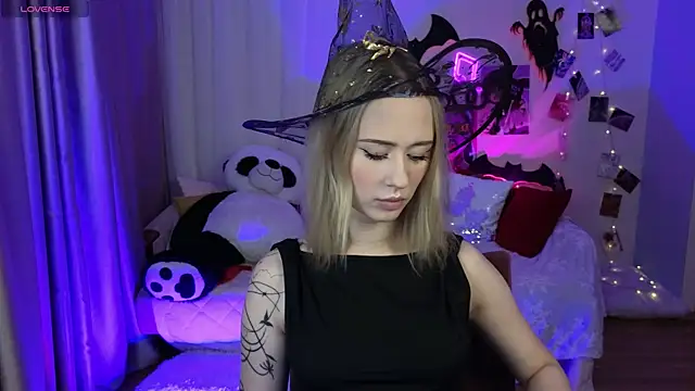 Snapshot of SashaBrooks chatting on 10/31/25, 06:09 SashaBrooks online show from 10/31/25, 06:09