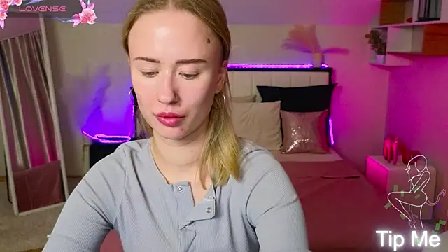 Snapshot of SashaBrooks chatting on 11/26/25, 02:07 SashaBrooks online show from 11/26/25, 02:07