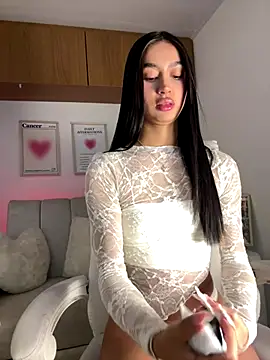 maddy bronw  online show from 11/04/25, 12:54