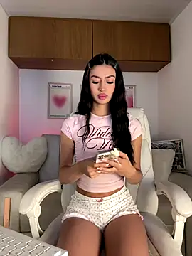 maddy bronw  online show from 12/16/25, 10:15